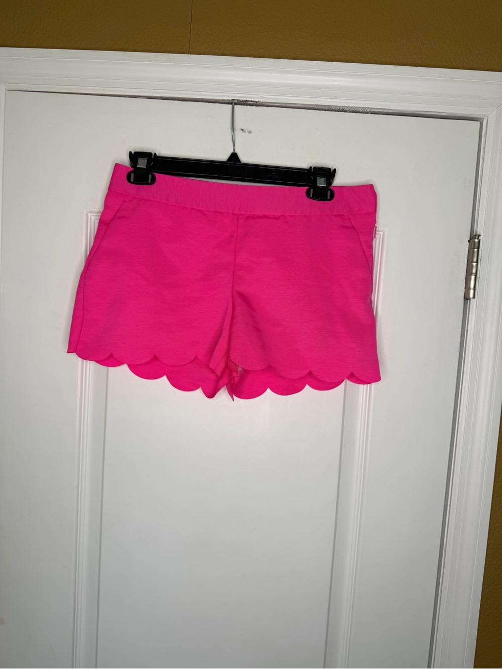 Express Bright Pink Scalloped Hem Shorts. Size 0